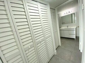 8005 Lake Dr in Doral, FL - Building Photo - Building Photo