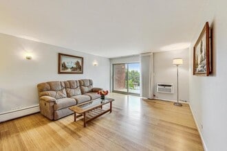 16 E Old Willow Rd in Prospect Heights, IL - Building Photo - Building Photo