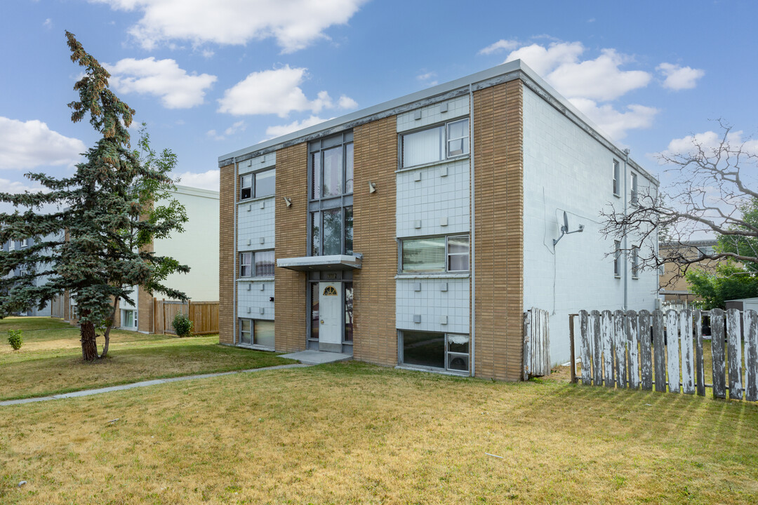 Westbrook Mallside Apartments in Calgary, AB - Building Photo