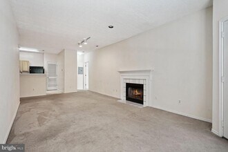 13070 Autumn Woods Way-Unit -202 in Fairfax, VA - Foto de edificio - Building Photo