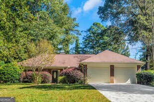 213 Robin Ln in Stockbridge, GA - Building Photo