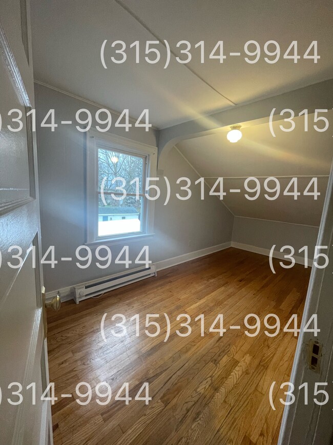 211 Russell Ave, Unit second floor in Liverpool, NY - Building Photo - Building Photo