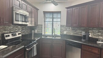 5195 Europa Dr, Unit H in Boynton Beach, FL - Building Photo