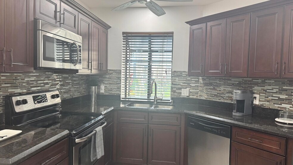 5195 Europa Dr, Unit H in Boynton Beach, FL - Foto de edificio