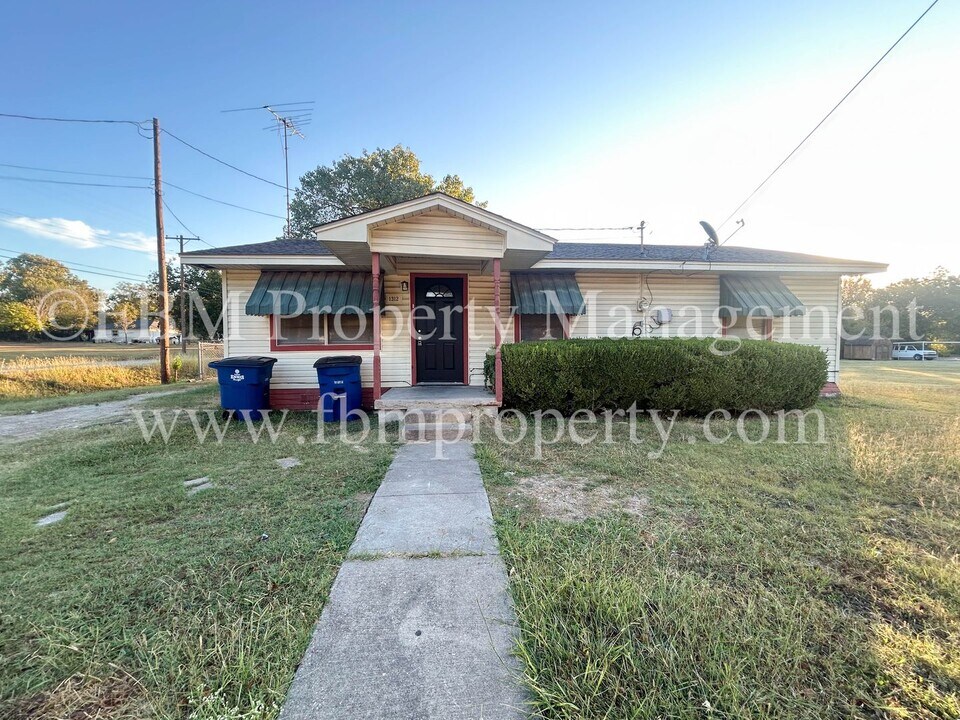 1312 N Shawnee St in Ennis, TX - Building Photo