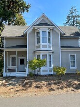 325 NW Pine St in Canyonville, OR - Building Photo - Building Photo