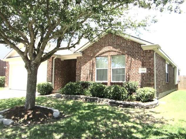 1914 Majestic Ln in Baytown, TX - Building Photo