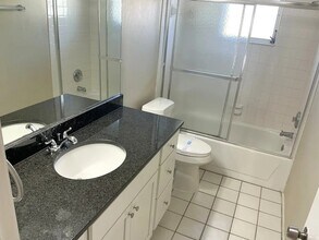 1745 Country Meadows Dr in Sarasota, FL - Building Photo - Building Photo