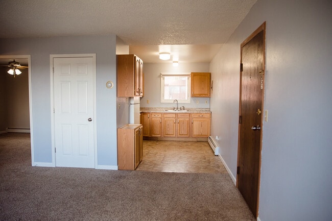 1300 14th Ave NW, Unit 3 in Minot, ND - Building Photo - Building Photo