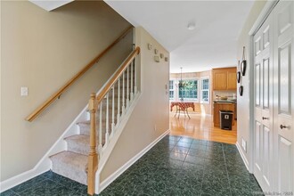 14 Mayflower Ln in Shelton, CT - Foto de edificio - Building Photo