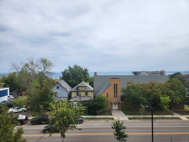 1111 E 4th St, Unit 2 in Duluth, MN - Foto de edificio - Building Photo
