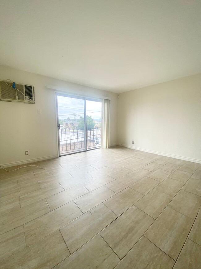 16046 Wyandotte St in Los Angeles, CA - Building Photo - Building Photo