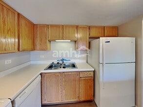 1082 Horizon Ridge Dr in Lake In The Hills, IL - Building Photo - Building Photo