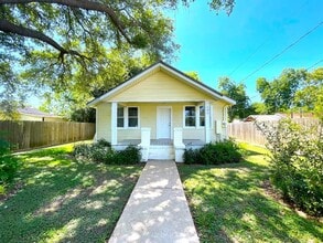 107 Sinclair St in Boling, TX - Building Photo - Building Photo