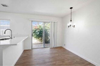 46 Eagle Run in Irvine, CA - Foto de edificio - Building Photo