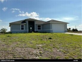 588 David Cir in La Belle, FL - Building Photo
