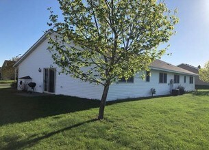 634 Sycamore Dr in New Richmond, WI - Foto de edificio - Building Photo