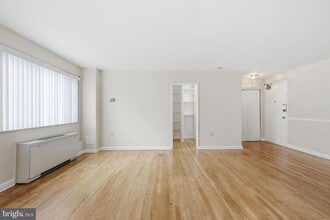 1200 S Arlington Ridge Rd in Arlington, VA - Foto de edificio - Building Photo