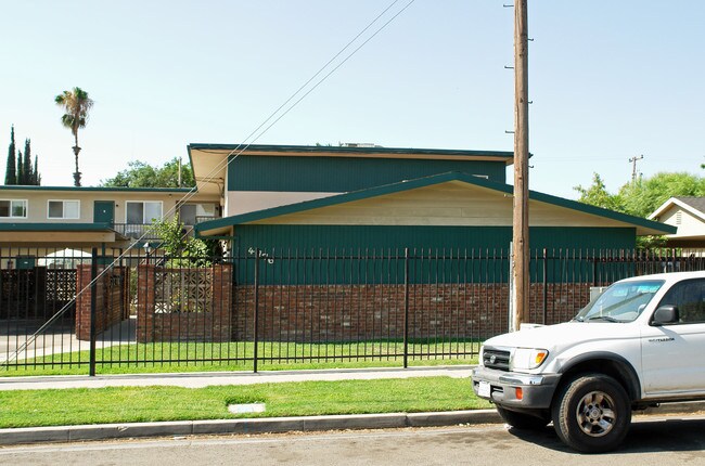 4776 E Clay Ave in Fresno, CA - Foto de edificio - Building Photo