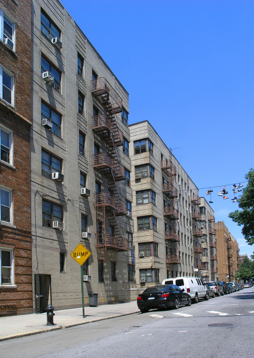 2095 Cruger Ave in Bronx, NY - Foto de edificio