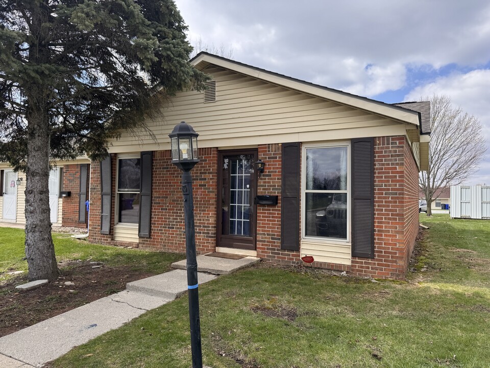 1723 Sussex on Berkley in Kokomo, IN - Building Photo