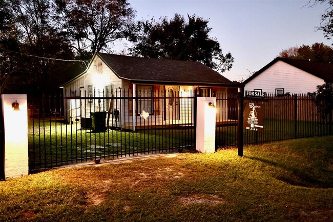 610 Kerr St in Dayton, TX - Building Photo - Building Photo