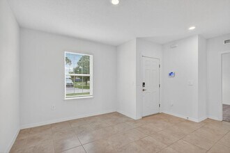 657 NE Horizon Ln in Port St. Lucie, FL - Building Photo - Building Photo