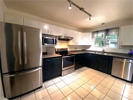 4549 Hammond Bay Rd in Nanaimo, BC - Building Photo