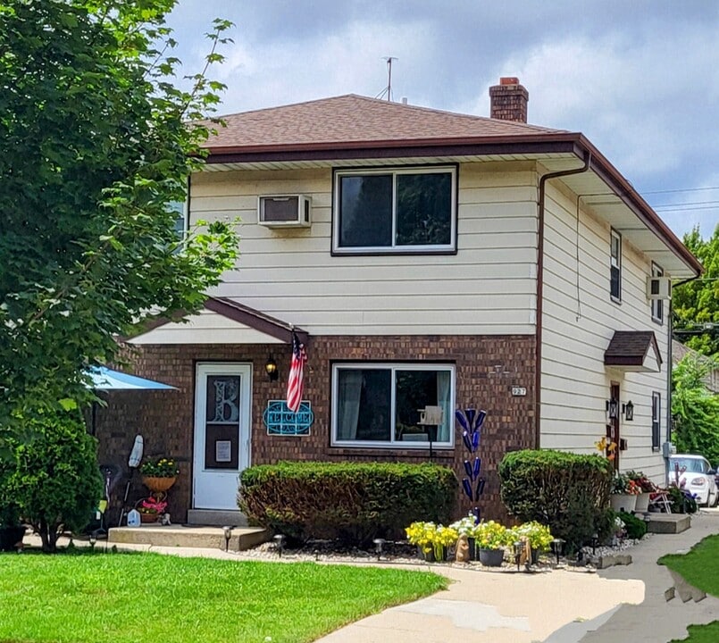 927 S 76th St, Unit Apt# 3 in West Allis, WI - Building Photo