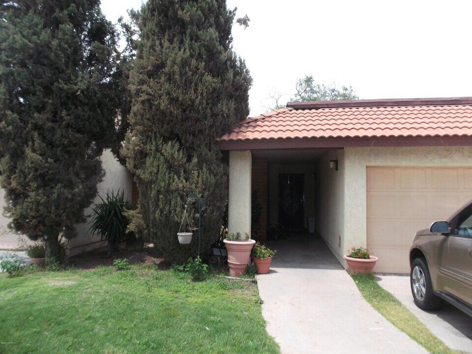 11226 S Tomi Dr in Phoenix, AZ - Building Photo