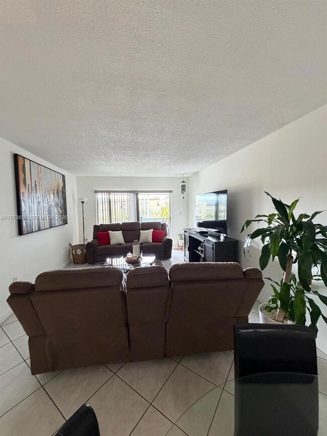 6195 W 18th Ave in Hialeah, FL - Building Photo - Building Photo