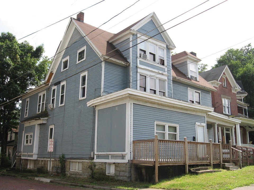152 Chandler St in Jamestown, NY - Building Photo