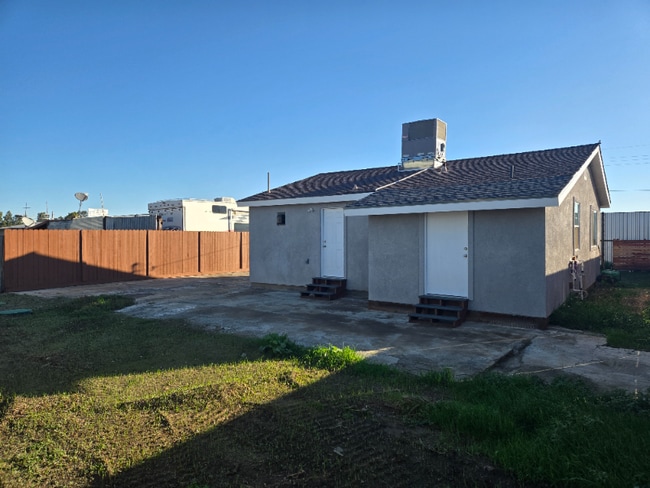 7450 Pitt School Rd in Dixon, CA - Foto de edificio - Building Photo