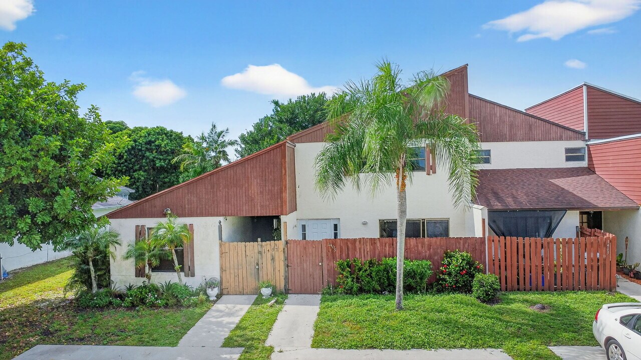 1405 White Pine Dr in Wellington, FL - Building Photo