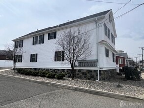 16 E Kupsch St in Sayreville, NJ - Building Photo - Building Photo
