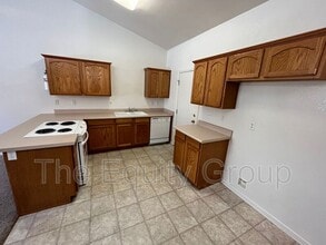 2329 W Sunnyside Ave in Visalia, CA - Building Photo - Building Photo