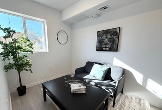 Beautiful and Spacious 1 bed/1 bath Apartment ~ Comes with Appliances, All Utilities Included, No... in Los Angeles, CA - Foto de edificio - Building Photo