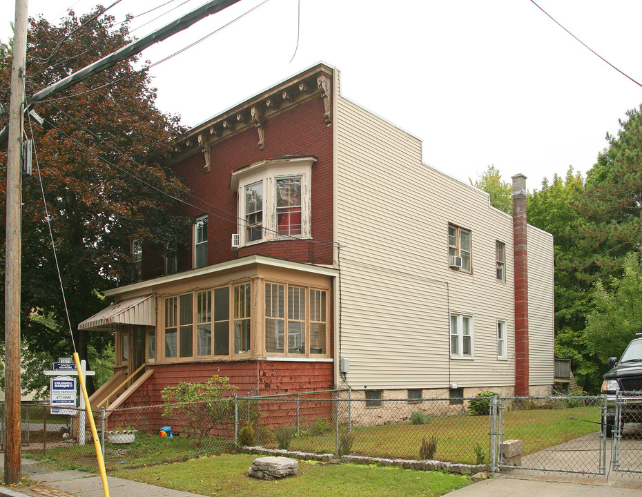 1588 Fifth St in Rensselaer, NY - Foto de edificio