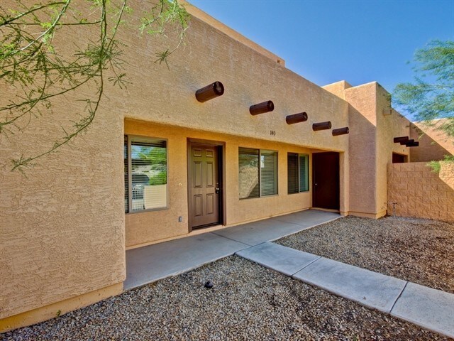 8940 W Olive Ave in Peoria, AZ - Foto de edificio