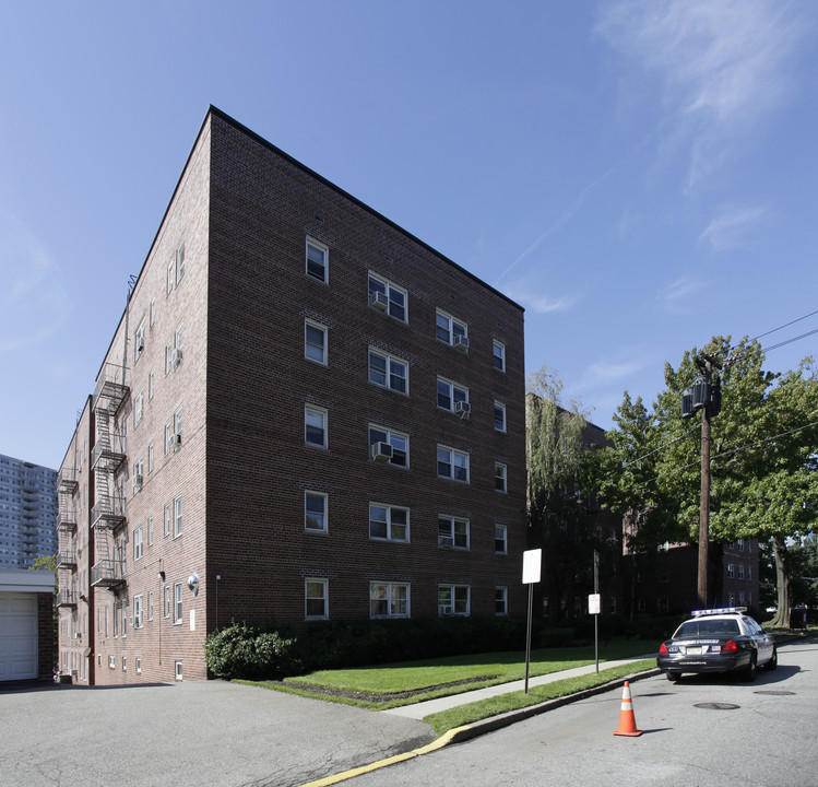 Bridgeview Apartments in Fort Lee, NJ - Building Photo