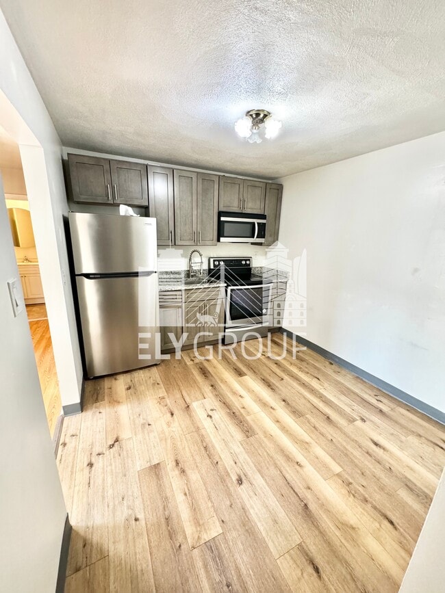 8 Medford St, Unit 2R in Somerville, MA - Building Photo - Building Photo