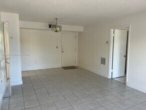 4721 NW 7th St in Miami, FL - Building Photo - Building Photo