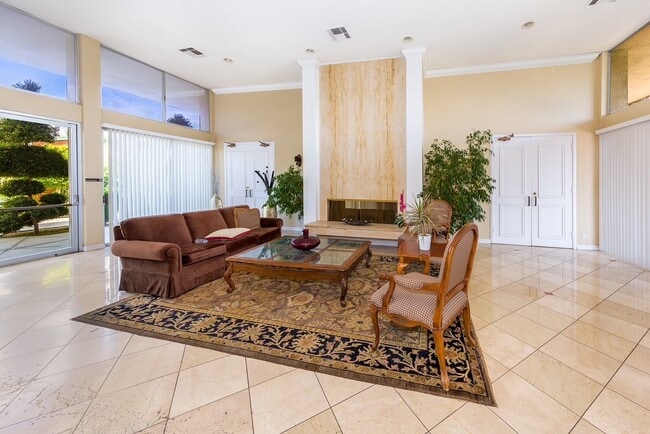 5301 Balboa Blvd, Unit D7 in Encino, CA - Foto de edificio - Building Photo