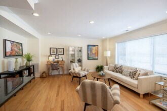 20 Thornton Rd in Chestnut Hill, MA - Foto de edificio - Interior Photo