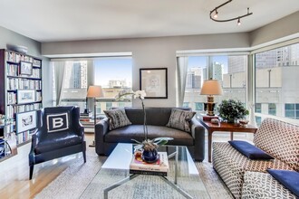 57 E Delaware Pl in Chicago, IL - Foto de edificio - Building Photo