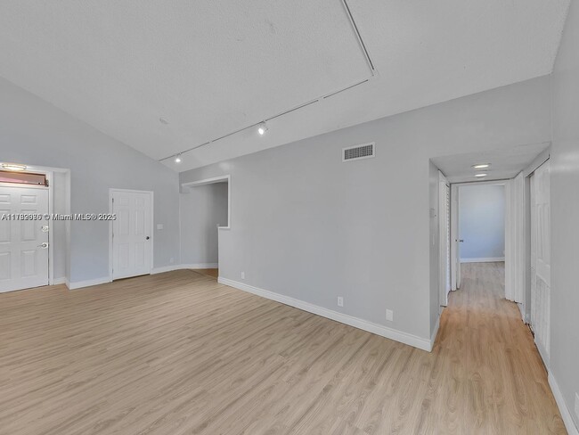 215 Lake Pointe Dr in Oakland Park, FL - Building Photo - Building Photo