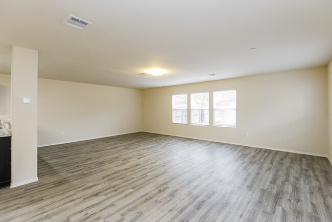 2065 Oakwood Forest Dr in Bryan, TX - Building Photo - Building Photo