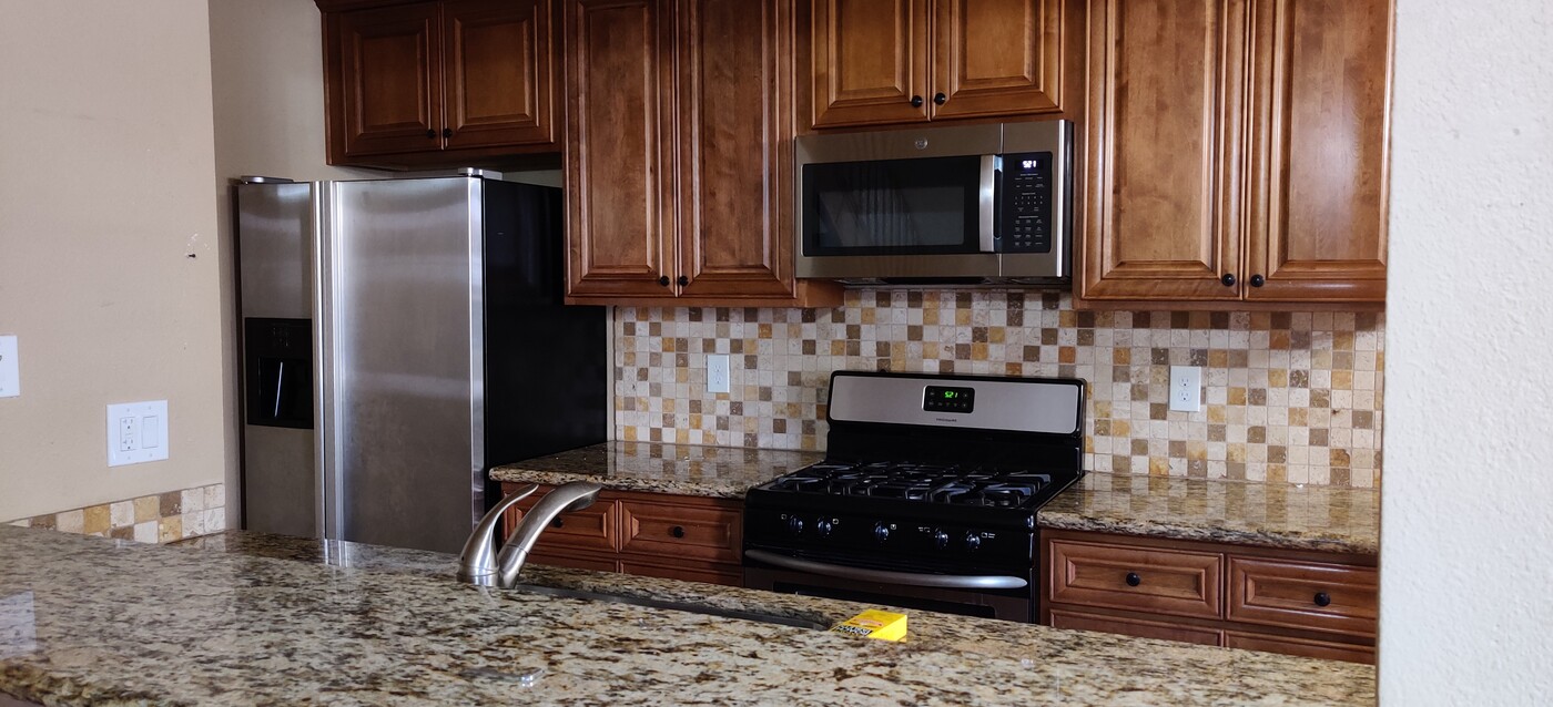 255 Sharp Cir in Roseville, CA - Building Photo
