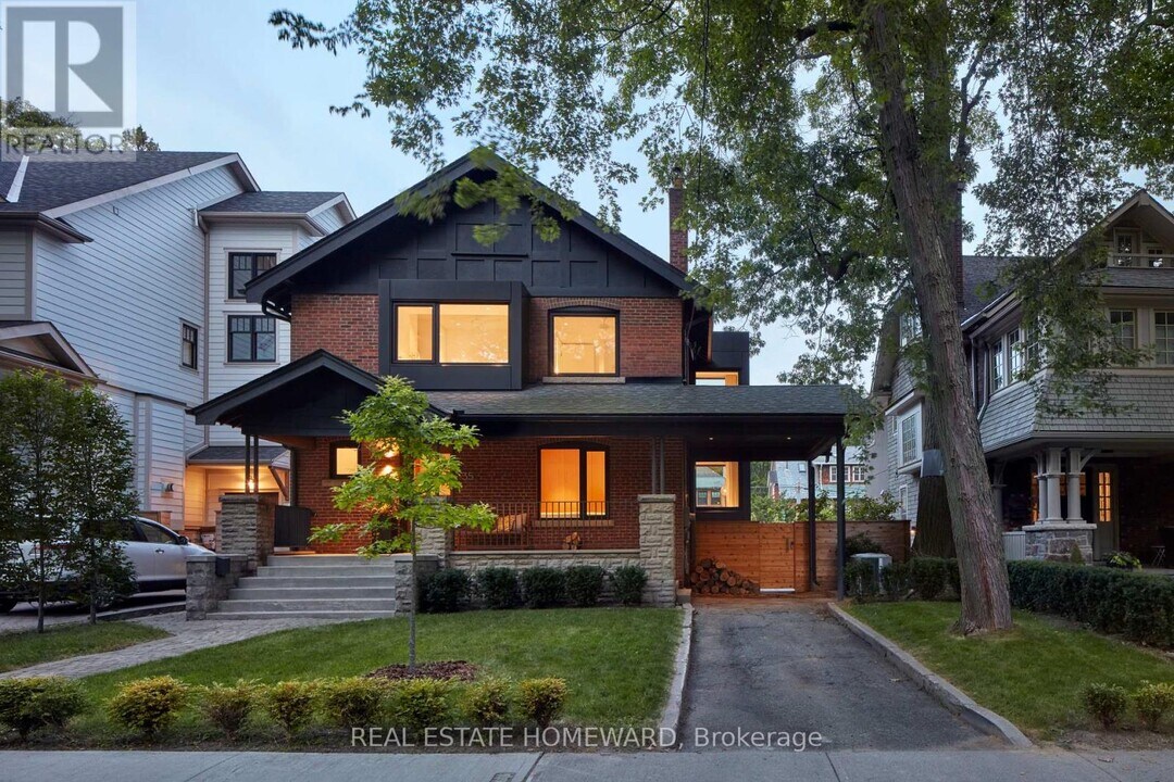 35 Munro Park Ave in Toronto, ON - Building Photo