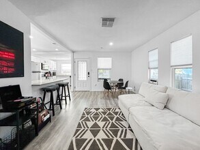 908 E Cayuga St in Tampa, FL - Building Photo - Building Photo